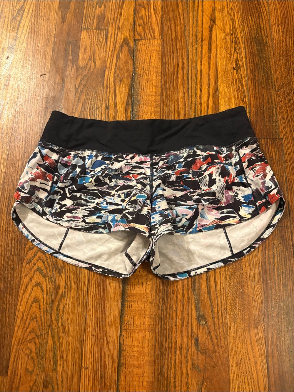 🎉Lululemon athletica Black Waist Multicolor Abstract Print Athletic Shorts